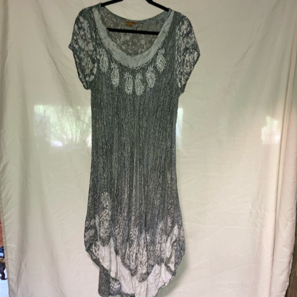 Very pretty Boho gray flowing short sleeve, low neck, below knee Where anywhere
